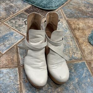 Free people cedar clogs size 39 eu Stylish White Women's Clogs